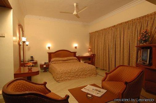 Hotel Lohmod At National Highway 8 - Free Airport Transffer 3*